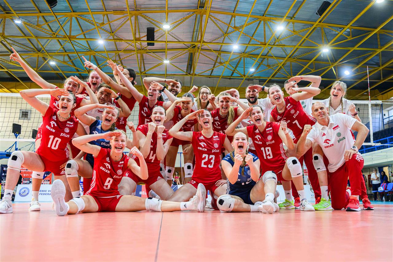 Reprezentacja Polski po zwycięstwie nad Turcją w Mistrzostwach Europy siatkarek U18